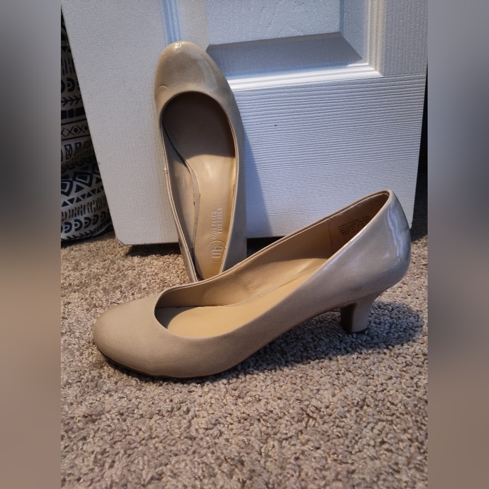 Beige 1" mootsie tootsie heels size 9M